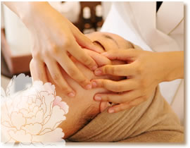 ツボと経絡を刺激し新陳代謝を高め、リンパの流れを整えます。お顔のコリをほぐし、気になるほうれい線・シミ・くすみもケアします。肌みずから美しく健康になろうとする力をお手伝い致します。
また、肌質に合った正しいスキンケア方法も提案致します。