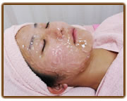 保湿美白効果＆引締効果抜群の炭酸パック。
シミ・ソバカス・ニキビにも効果的。皮膚から二酸化炭
素取り込むことで、よりヘモグロビンと酸素との切り離
しを助け、細胞に多くの酸素を取り込み細胞を活性化さ
せるため美容効果が期待できます。角質まで押し上げ部
分痩せ引締め効果もあります。